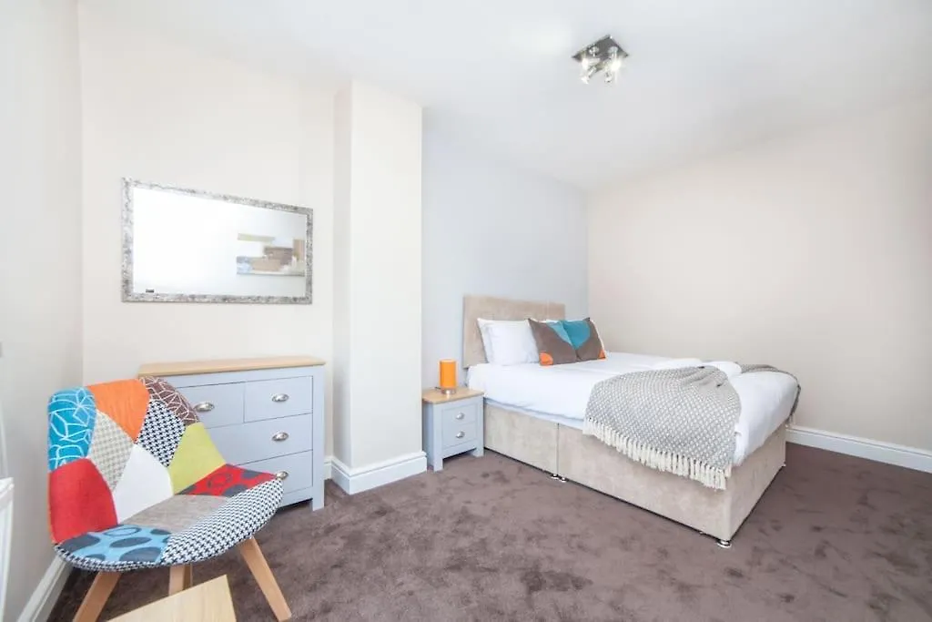 Spacy 3 Bedroom Woolwich Apartment London
