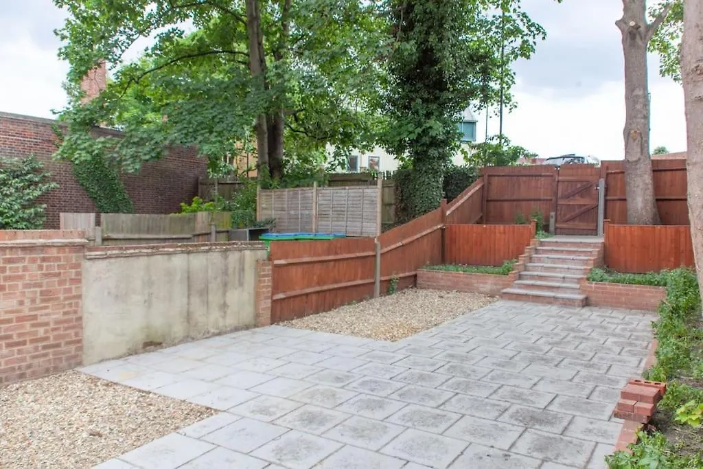 Spacy 3 Bedroom Woolwich Apartment Londýn